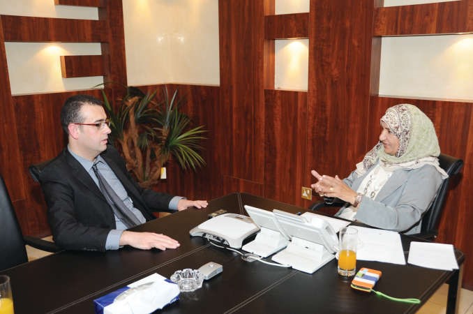 دبشار علي ديب متحدثا للزميلة زينب ابو سيدو تحاورهاني الشمري