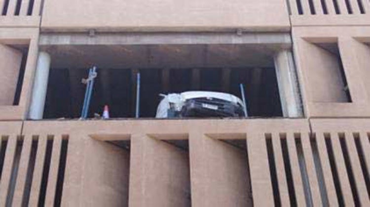 بالصور.. حادث غريب عجيب.. طار بالسيارة إلى الطابق الرابع في دبي