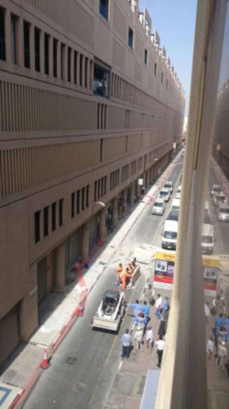 بالصور.. حادث غريب عجيب.. طار بالسيارة إلى الطابق الرابع في دبي