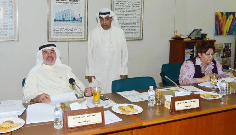 صالح عاشور خلال اجتماع لجنة المراة والاسرة﻿