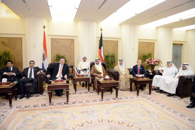 رئيس مجلس الامة مرزوق الغانم خلال استقباله رئيس مجلس النواب في جمهورية الباراغواي خوان بارتولومي بحضور جمال العمر وعبدالله التميمي ومحمد الجبري