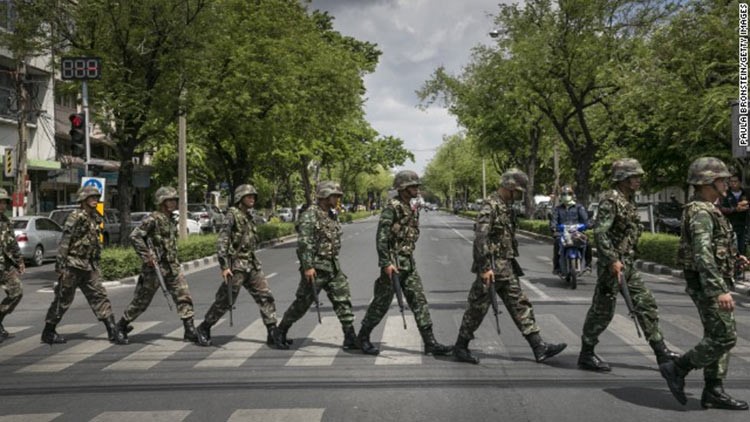 قائد الانقلاب في تايلند يلوِّح باستخدام القوة ضد المحتجين