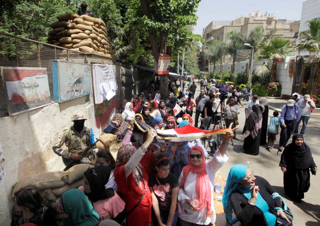 طوابير المصريين تنتظر للادلاء باصواتهم في الانتخابات الرئاسية في القاهرة امس	اپ﻿