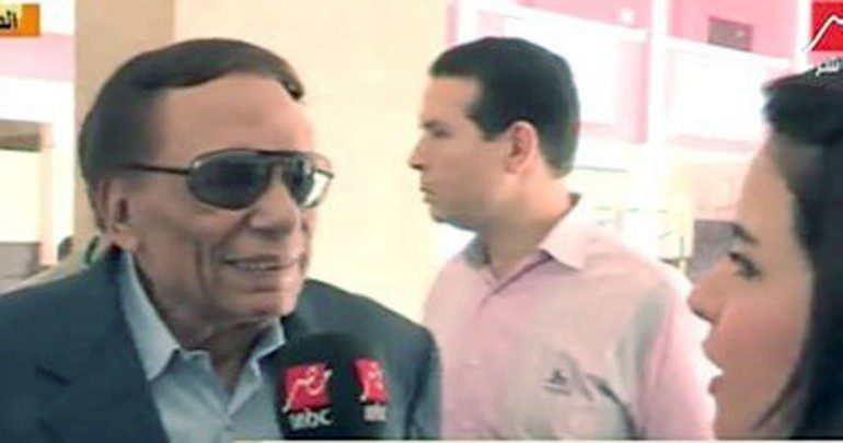 الزعيم عادل امام في مركز الاقتراع 