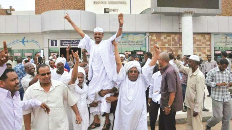 الراعي السوداني محمولا على الاعناق﻿