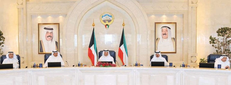 سمو رئيس الوزراء الشيخ جابر المبارك مترئسا جلسة المجلس امس وبجواره الشيخ صباح الخالد والشيخ محمد الخالد ودعبدالمحسن المدعج﻿
