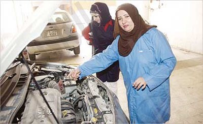 بالفيديو.. أمل الربيعة أول كويتية ميكانيكية وصاحبة كراج تروي تجربتها عبر تلفزيون الكويت
