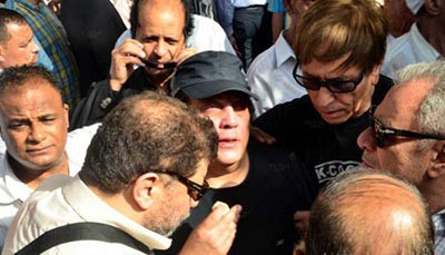 بالفيديو والصور.. نجوم الفن في جنازة فايزة كمال .. ووفاء عامر وعفاف شعيب تستغرقان بالبكاء