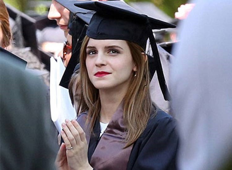 بالصور.. إيما واتسون تتخرج من الجامعة