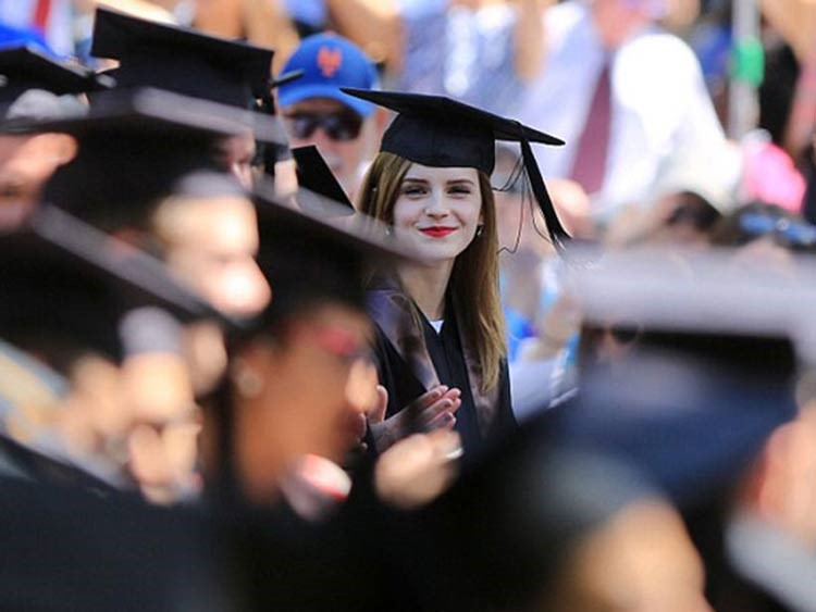 بالصور.. إيما واتسون تتخرج من الجامعة