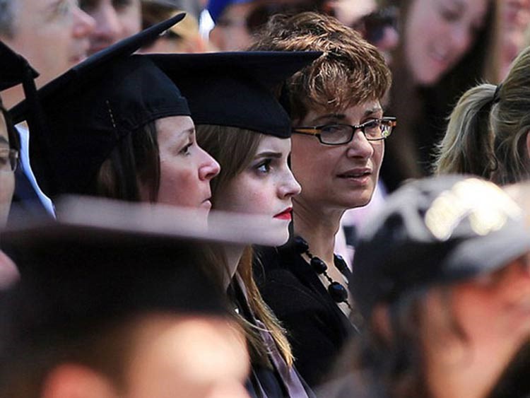 بالصور.. إيما واتسون تتخرج من الجامعة