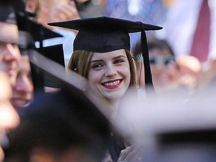بالصور.. إيما واتسون تتخرج من الجامعة