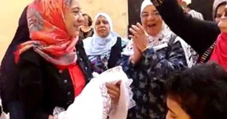 بالفيديو.. ناخبة مصرية تقيم حفل اسبوع لوليدها أمام لجنة انتخابية