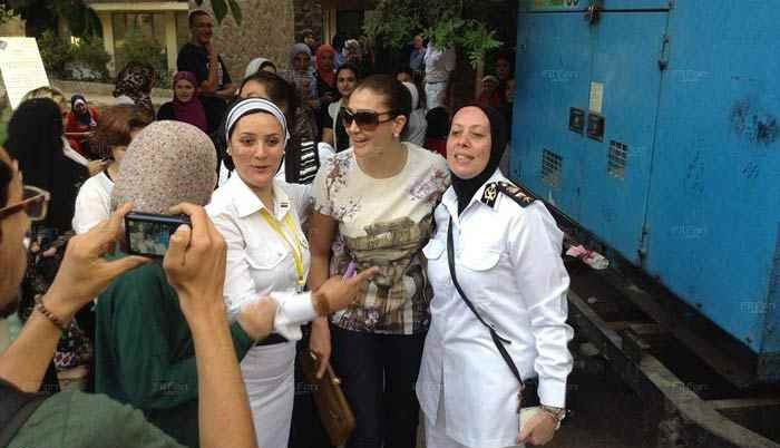 صورة: غادة عبد الرازق تحرص على أناقتها أثناء إدلائها بصوتها في الانتخابات الرئاسية