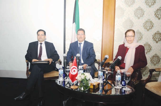 السفير التونسي نور الدين الري والبرني الصالحي خلال اللقاء