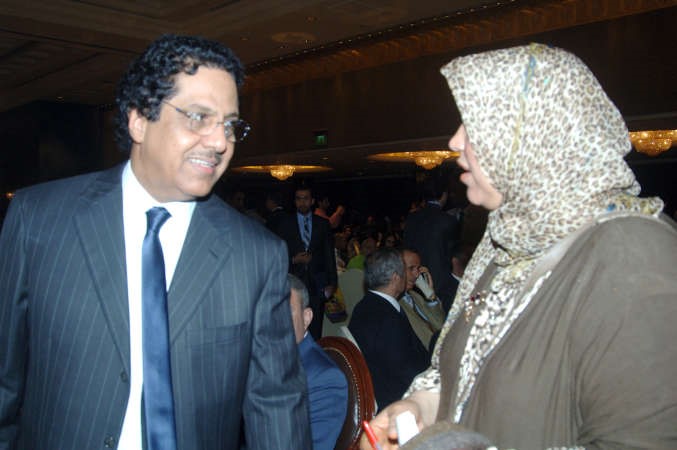 مبارك الخرينج يتحدث الى الزميلة هناء السيد ناصر عبدالسيد