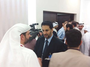 رئيس قائمة التغيير دوائل الريس مهنئا دمحمد المطيري بعد اعلان النتائج