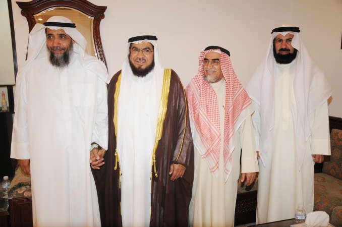خالد الشليمي واحمد الكندرييهنئان الجيران بافتتاحه ديوانه
