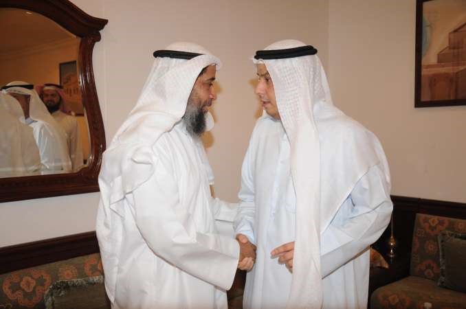 الجيران خلال استقباله احد المباركين بافتتاح ديوانه