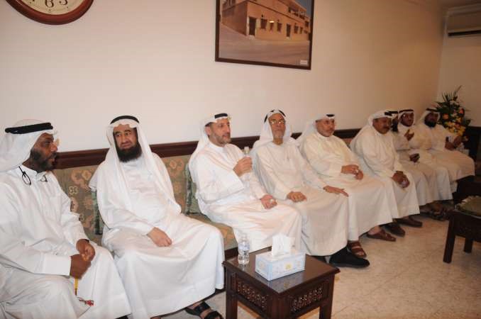 جانب من الحضور في ديوان الجيران ويبدو د وائل الحساوي