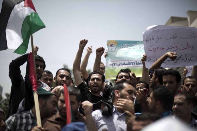فلسطينيون يطالبون بسرعة الاعلان عن تشكيل حكومة الوفاق الوطني خلال مسيرة بغزة امس افپ
