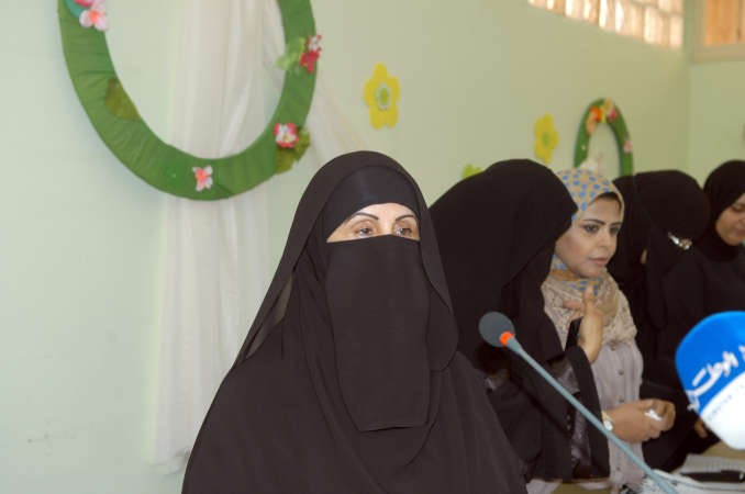 فريدة العجمي متحدثة للحضور﻿
