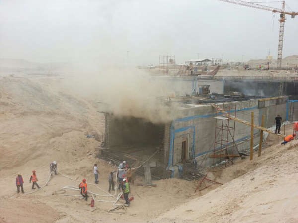الادخنة تتصاعد من مصدر الحريق﻿