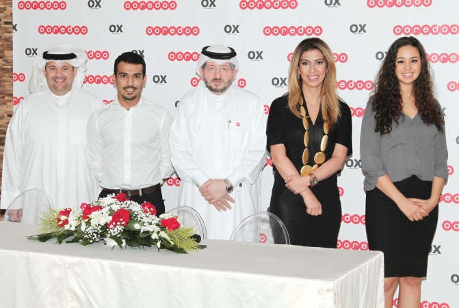 عبدالعزيز فخرو متوسطا فريق مبادرة OXadventure الشبابية وتبدو نورة الرويشد الاولى من اليمين وريهام العيار وسعود الجويعان وفهد الفهد