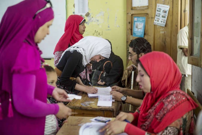 مصرية تسجل اسمها قبل التصويت في الانتخابات الرئاسية امس افپ