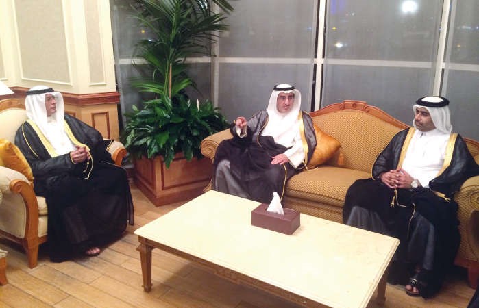 م عبدالعزيز الابراهيم لدى وصوله الى قطر وفي استقباله السفير متعب المطوطح وم عيسى الكواري 