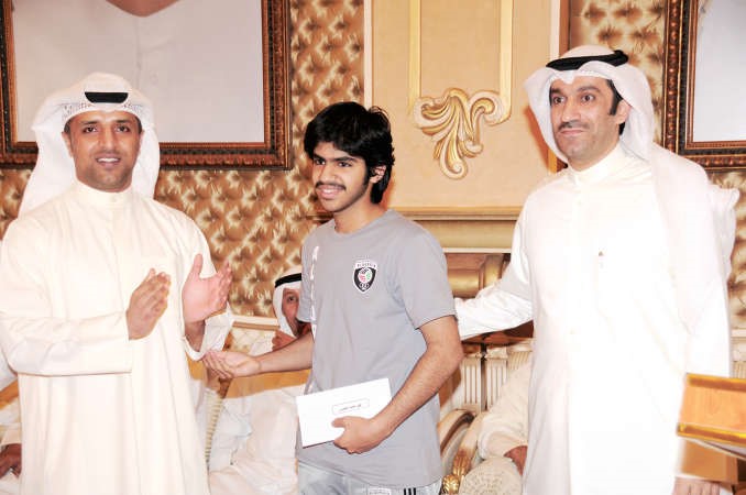 تكريم احد اللاعبين المتميزين