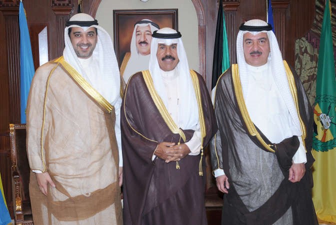 سمو ولي العهد الشيخ نواف الاحمد مستقبلا الشيخ محمد العبدالله والمستشار صلاح المسعد