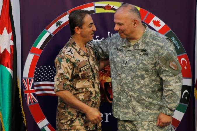 اللواء روبرت كاتالانوتي القياديفي العمليات الخاصة الاميركية في مؤتمر صحافي مع العميد فهد الضامن مدير التدريب المشترك في الجيش الاردني 	رويترز﻿