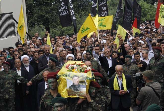 مقاتلو حزب الله يشيعون قصي علي في جبل لبنان الذي قتل في المعارك الى جانب النظام السوريافب﻿