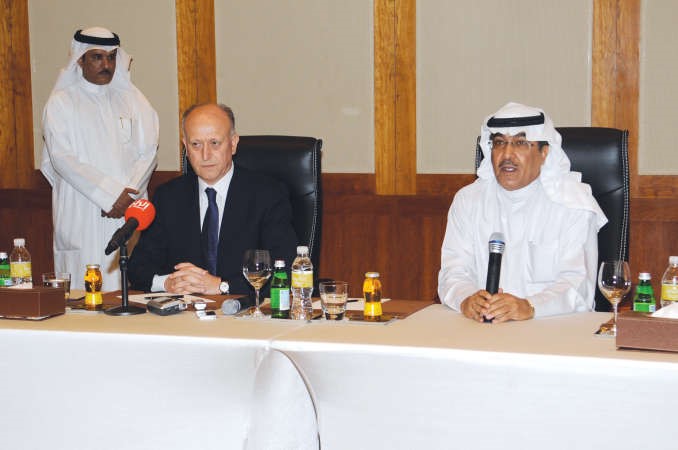وزير العدل اللبناني اللواء اشرف ريفي ونائب رئيس التحرير الزميل عدنان الراشد خلال المؤتمر الصحافي قاسم باشا