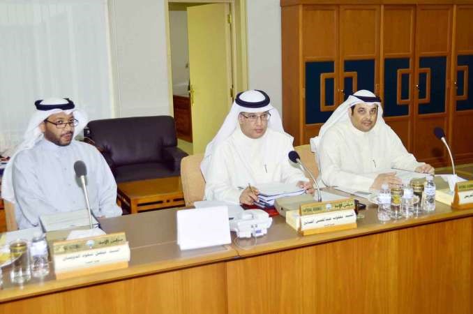 يعقوب الصانع ومبارك الحريص وفيصل الدويسان خلال اجتماع اللجنة التشريعية امس