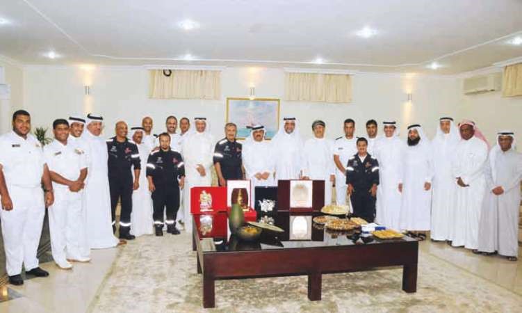 افراد طاقم رحلة الامل في ضيافة القنصلية العامة للكويت في جدة 