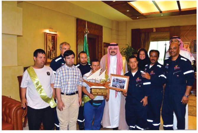 الامير مشعل بن ماجد مستقبلا اعضاء رحلة الامل الذين يستضيفهم مركز العون
