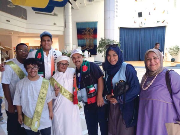رئيسة جمعية اولياء امور المعاقين رحاب بورسلي مع بعض افراد رحلة الامل