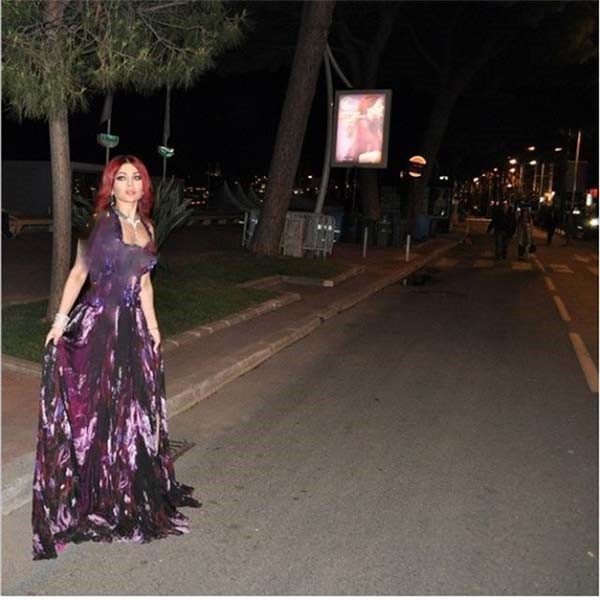 بالصور.. هيفاء وهبي تائهة في شوارع فرنسا بفستان روبرتو كافالي