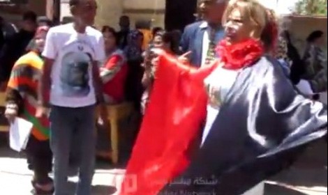 بالفيديو.. شقراء مصرية أمام لجنة انتخابية : تعال انتخب وخد حضن وبوسة