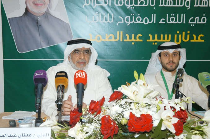 النائب عدنان عبدالصمد متحدثا في اللقاء المفتوح حمدي شوقي