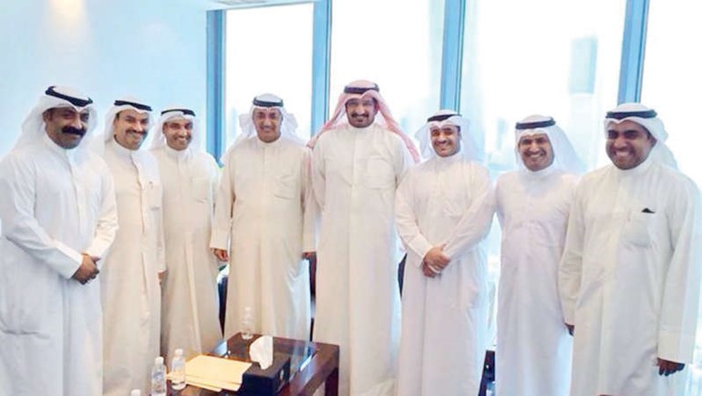 الوزير عبدالمحسن المدعج مستقبلا عبدالله العنزي واحمد الخياط وفيصل الانصاري وناصر الحرز ومحمد العازمي ومشعل الصانع وفيصل المانع﻿