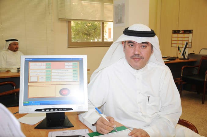 محمد البراك اثناء تسجيل ترشيحه في الدائرة الرابعة
