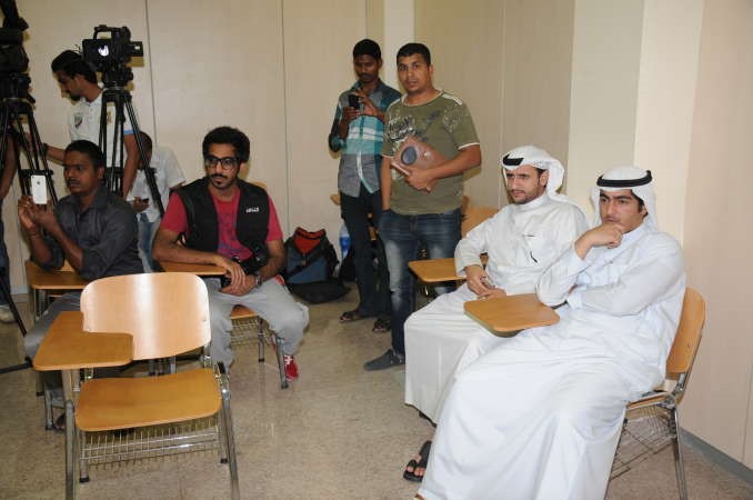 جانب من الزملاء خلال تغطية العمل في ادارة الانتخابات ويبدو الزميل سلطان العبدان