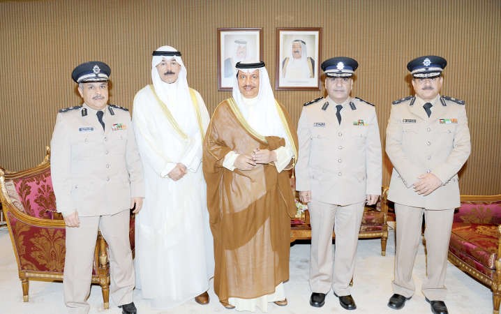سمو رئيس الوزراء الشيخ جابر المبارك مستقبلا الشيخ محمد الخالد والوكلاء المساعدين في الداخلية 