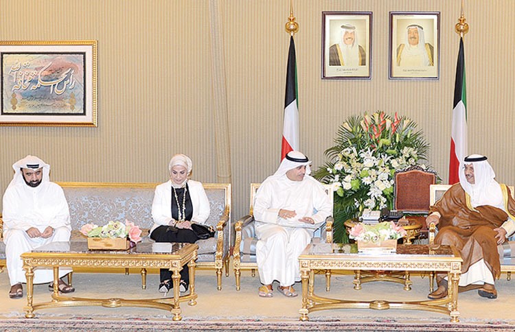 سمو رئيس الوزراء الشيخ جابر المبارك مستقبلا رئيس واعضاء اللجنة العليا المنظمة لجائزة الشيخ مبارك الحمد الصباح للتميز الصحافي