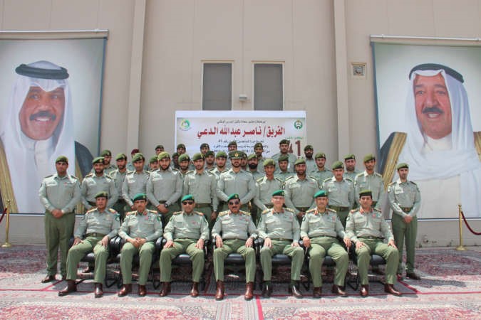 الخريجون في صورة جماعية 