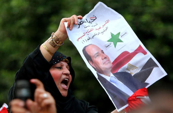 مؤيدة للمرشح الرئاسي عبدالفتاح السيسي ترفع صورته في القاهرة امس افپ