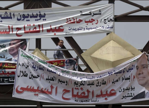لافتات مؤيدة للسيسي فوق جسر للمشاة في القاهرة امس رويترز